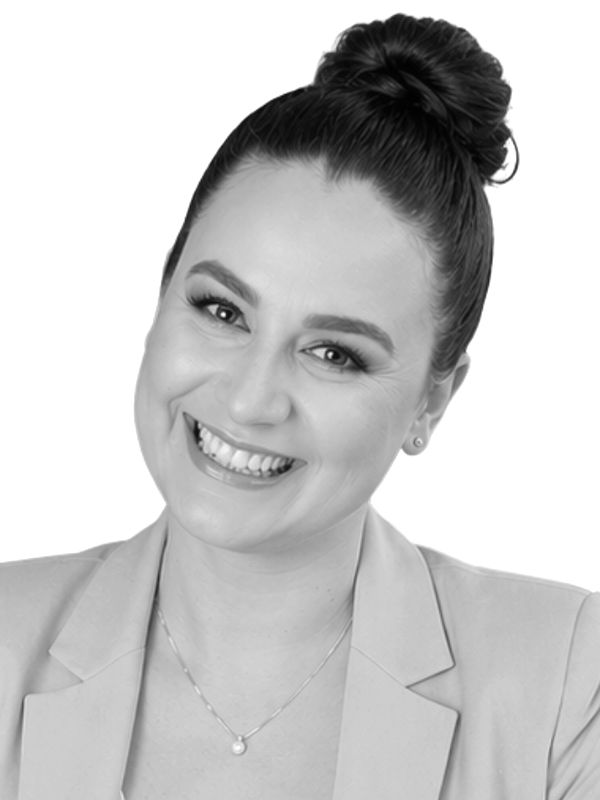 Portret alb-negru: Cristina Ionescu-Taifas, în sacou, zâmbind.